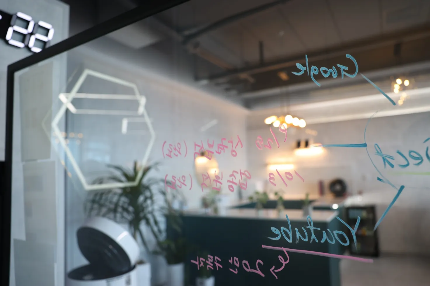 AI 업무자동화 처리 흐름을 적어 둔 유리 보드