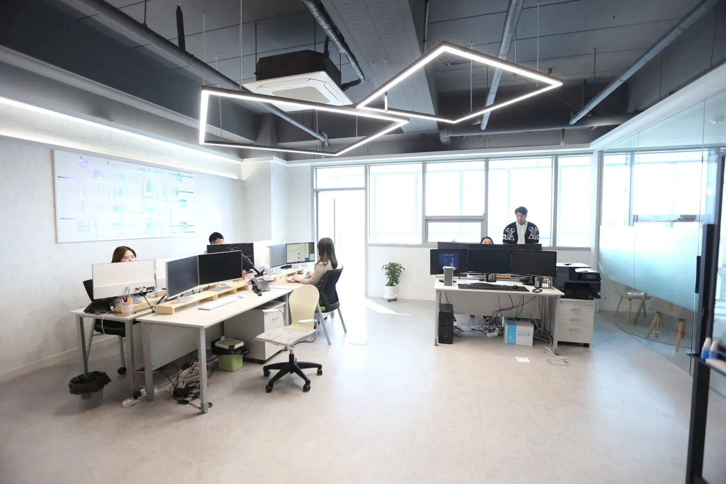ERP·설비 데이터 연동 구조를 검토하는 창가 쪽 사무실