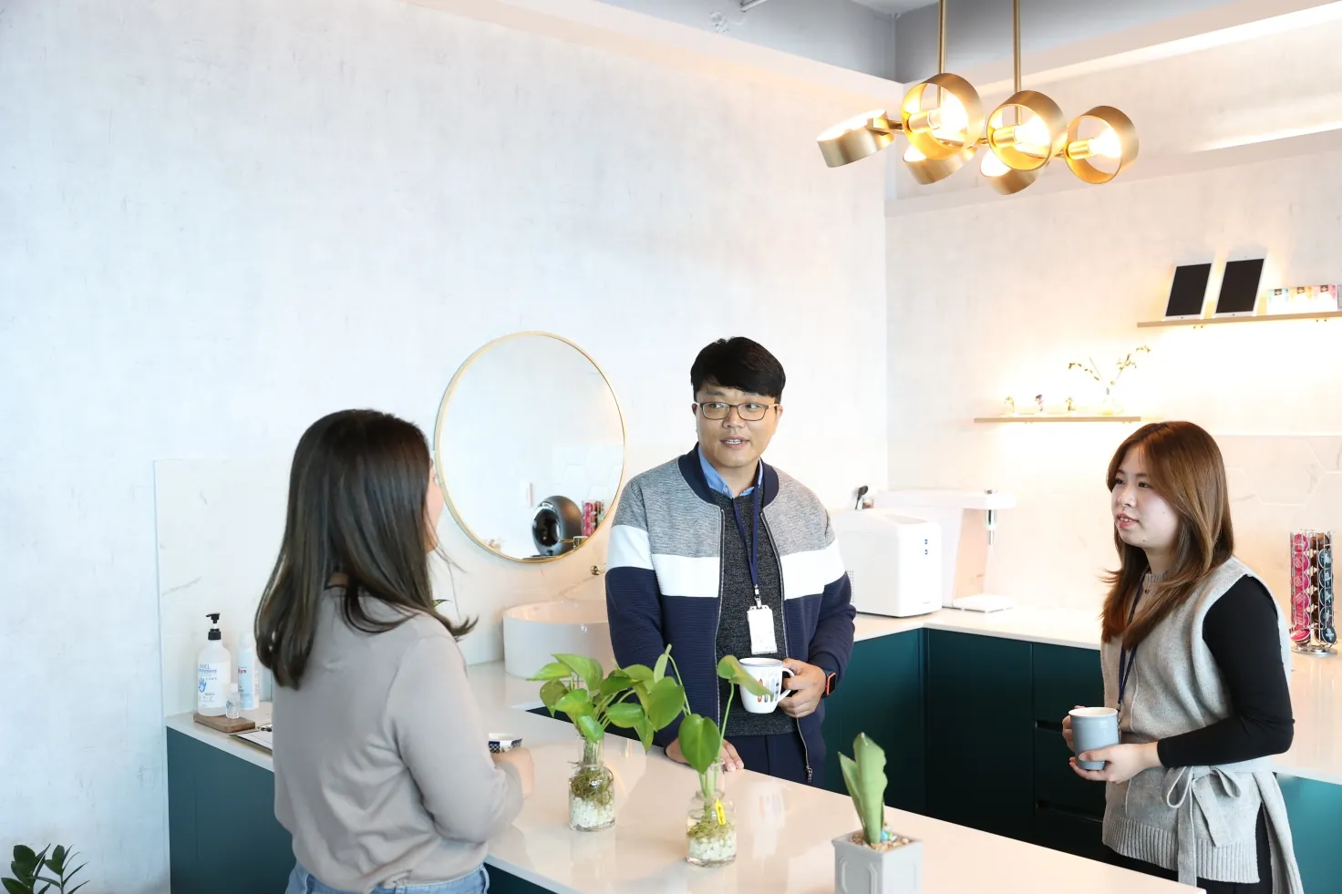 개발 요구사항을 이야기하는 부산에이투엠컴퍼니 구성원들