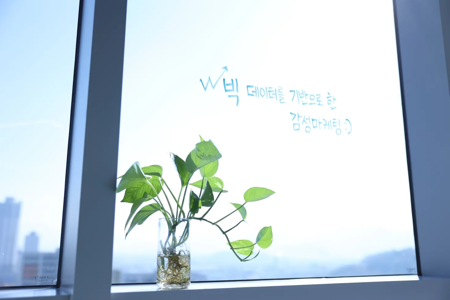 스마트팩토리 설비 데이터 연동 메모가 붙은 창가